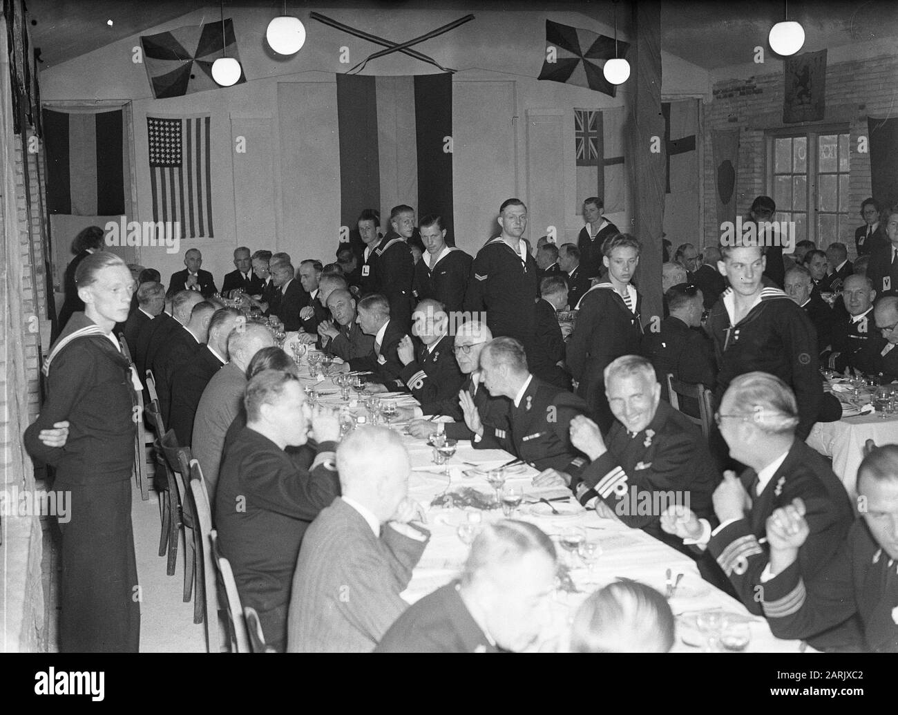 U-Boot-Dienst zum vierzigjährigen Jubiläum. Die Beamten des Abendessens sind Reunisten. Übersicht Datum: 18. Juni 1947 Ort: Rotterdam-Stichwörter: Jahrestage, Mahlzeiten, Marine Stockfoto