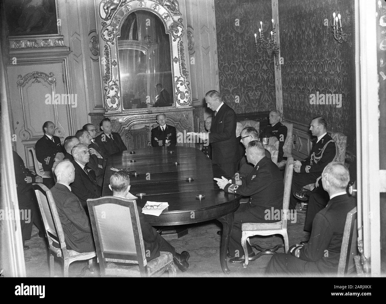 Kommission der Installationsflotte von Minister Schagen van Leeuwen Anmerkung: Flottenkommission. Vorsitzender war der erste Abgeordnete der KVP, der Oberstleutnant b. d. H.F.M.Baron Van Voorst tot Voorstr und die Abgeordneten Ruijs de Beerenbrouck (KVP), Vermeer (P.O.M.A.), Vorrink (P.M.S.A.), Rooshen (A.R.P.), Tilanus (C.H.U.), Korthv.-V.V.V.V.V.V.V.V.V. V. D.) und Wagenaar (C.P.N.N.) als Mitglieder Datum: 9. Juli 1947 Ort: Die Haager Schlüsselwörter: Kommissionen, Marine, Minister, Parlamentarier persönlicher Name: Schagen van Leeuwen, J.J.A. Stockfoto