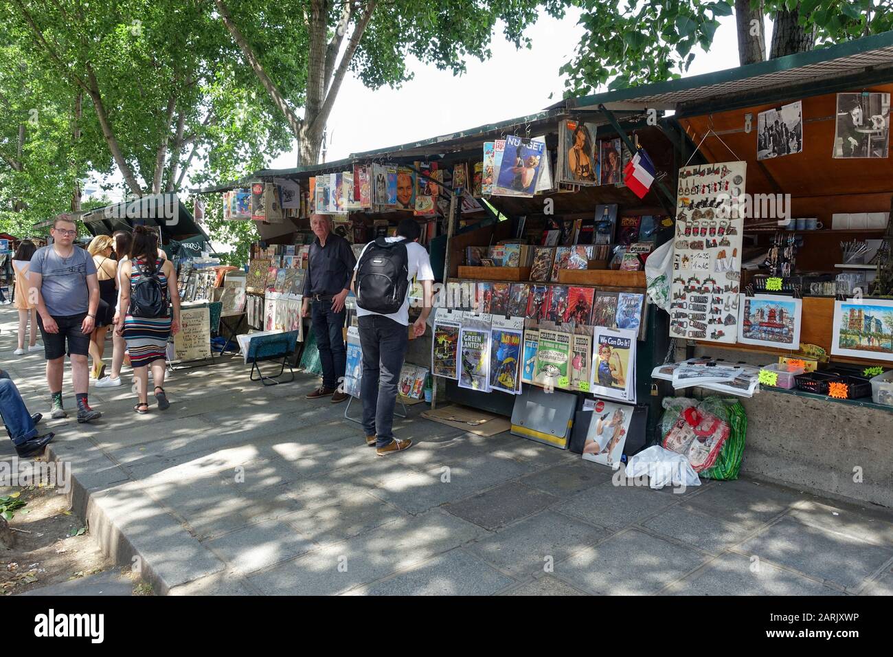 Bouquinistes de Paris (Buchhändler, die Gebrauchtbücher, Zeitschriften und Drucke verkaufen) auf Quai de Conti in St. Germain-des-Pres, Paris, Frankreich Stockfoto