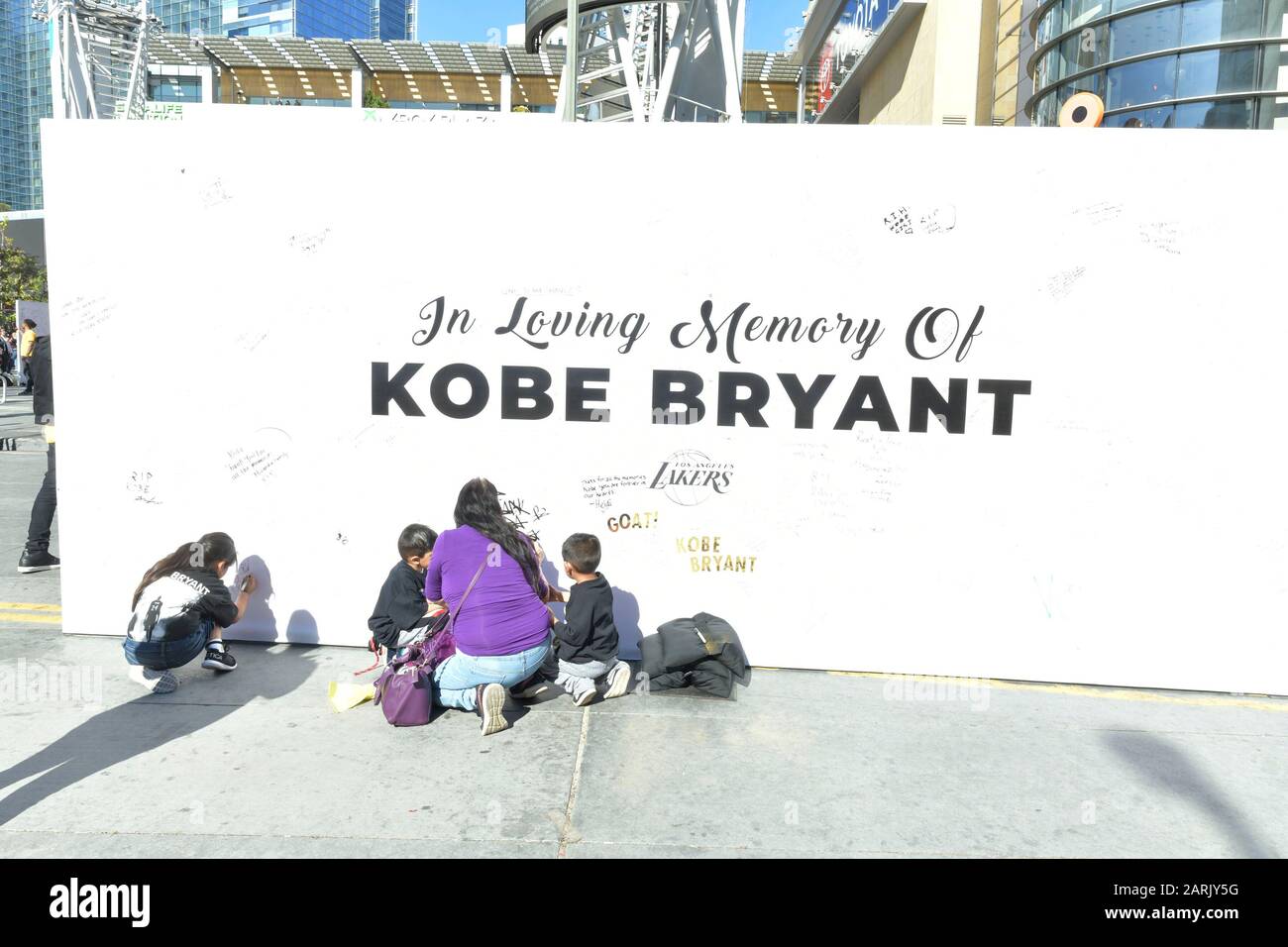 Los Angeles, Ca. Januar 2020. Fans der Los Angeles Lakers versammeln sich, um Kobe Bryant am 28. Januar 2020 im Staples Center in Los Angeles, Kalifornien zu betrauern. Kredit: Damairs Carter/Media Punch/Alamy Live News Stockfoto