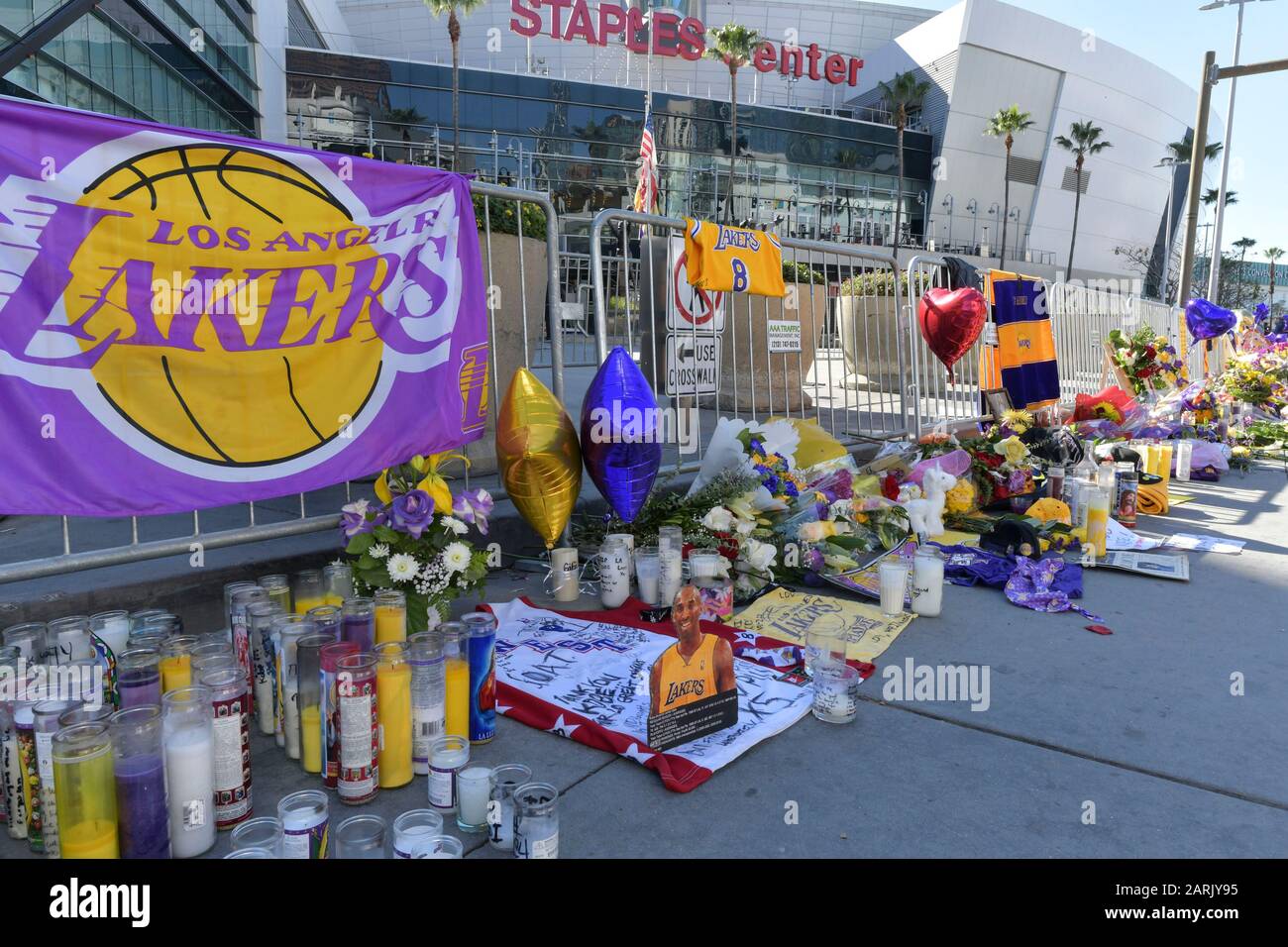 Los Angeles, Ca. Januar 2020. Fans der Los Angeles Lakers versammeln sich, um Kobe Bryant am 28. Januar 2020 im Staples Center in Los Angeles, Kalifornien zu betrauern. Kredit: Damairs Carter/Media Punch/Alamy Live News Stockfoto