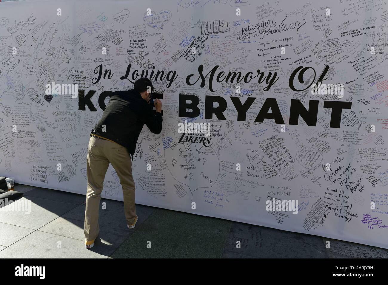 Los Angeles, Ca. Januar 2020. Fans der Los Angeles Lakers versammeln sich, um Kobe Bryant am 28. Januar 2020 im Staples Center in Los Angeles, Kalifornien zu betrauern. Kredit: Damairs Carter/Media Punch/Alamy Live News Stockfoto