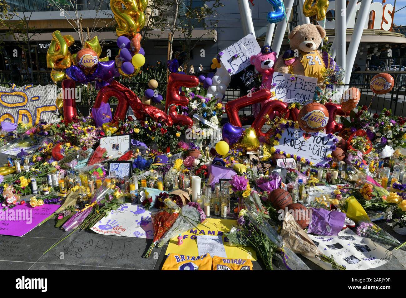 Los Angeles, Ca. Januar 2020. Fans der Los Angeles Lakers versammeln sich, um Kobe Bryant am 28. Januar 2020 im Staples Center in Los Angeles, Kalifornien zu betrauern. Kredit: Damairs Carter/Media Punch/Alamy Live News Stockfoto