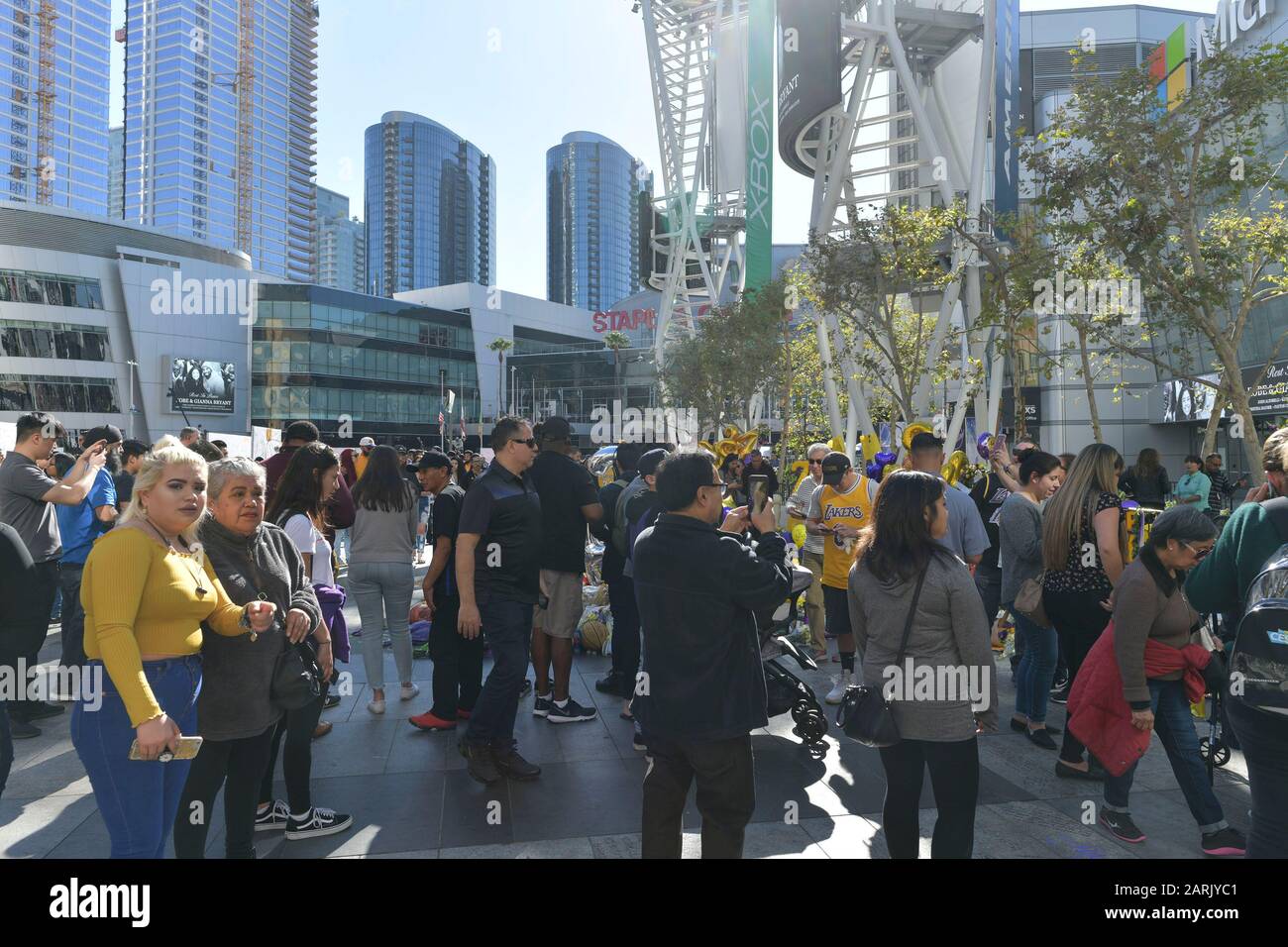 Los Angeles, Ca. Januar 2020. Fans der Los Angeles Lakers versammeln sich, um Kobe Bryant am 28. Januar 2020 im Staples Center in Los Angeles, Kalifornien zu betrauern. Kredit: Damairs Carter/Media Punch/Alamy Live News Stockfoto