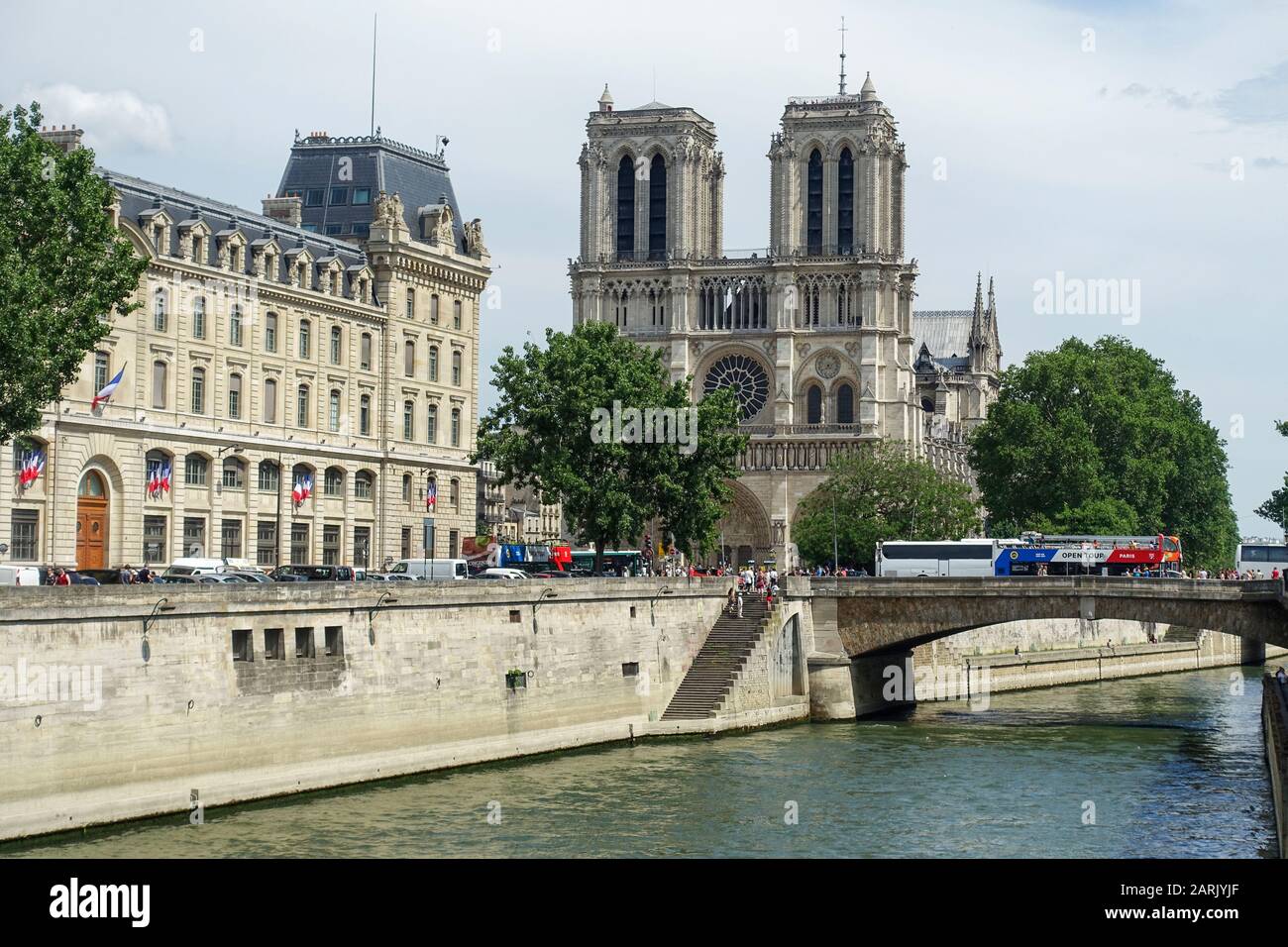Préfecture de Police, Kathedrale Notre-Dame und Petit Pont Kardinal lustiger von der anderen Seite der seine, Ile de la Cité, Paris, Frankreich aus gesehen Stockfoto