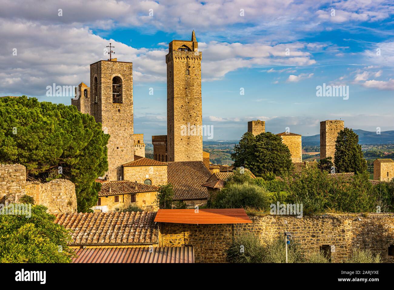 Die mittelalterlichen Türme von San Gimignano, die dieses toskanische Dorf zu einem der UNESCO-Welterbestätten gemacht haben Stockfoto