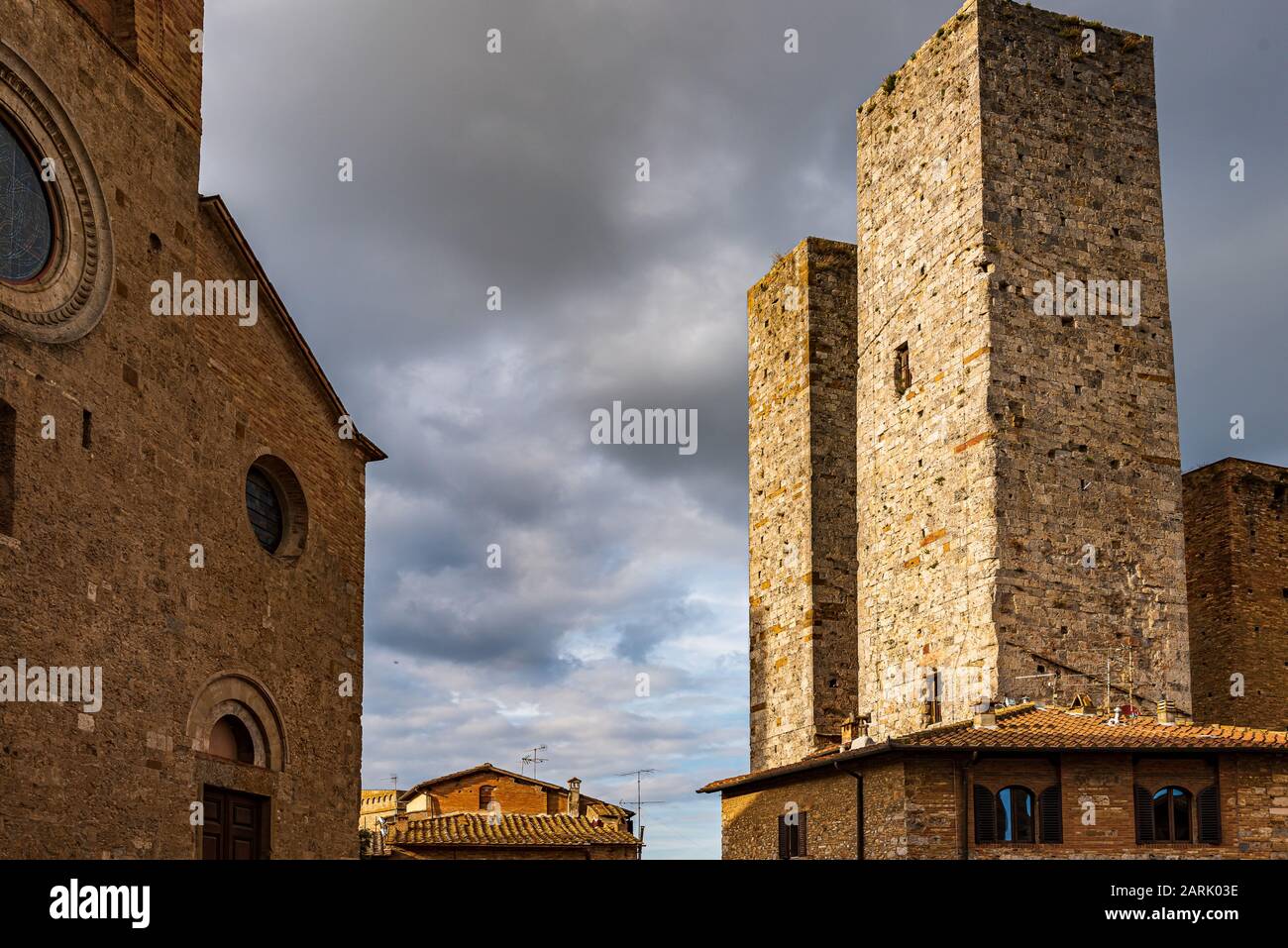 Die Türme von Salvucci in der Altstadt des toskanischen Dorfes San Gimignano, eines der UNESCO-Welterbestätten Stockfoto