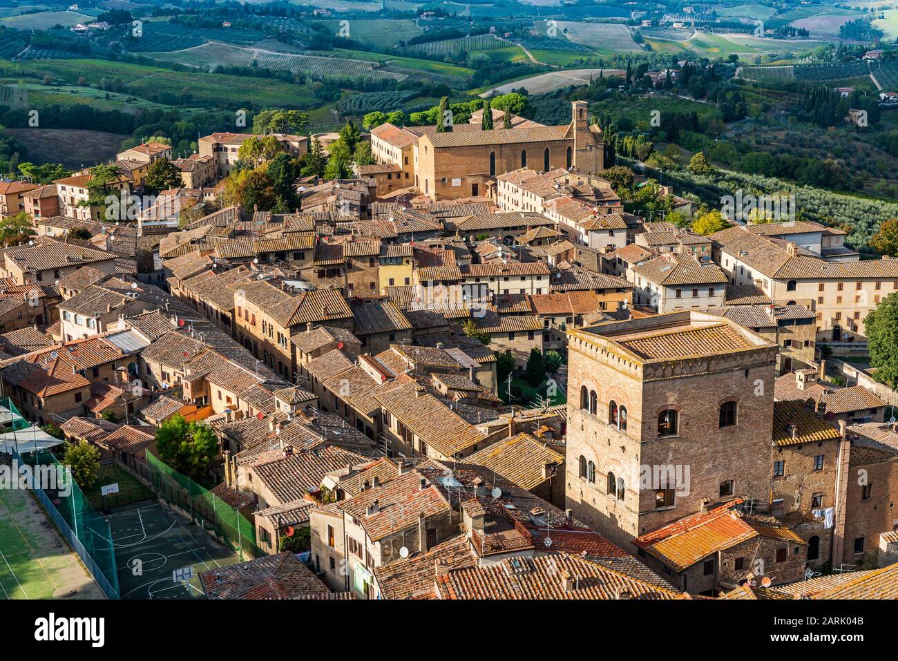 Blick auf das toskanische Dorf San Gimignano, vom Gipfel des Torre Grossa, dem höchsten Turm der Altstadt Stockfoto