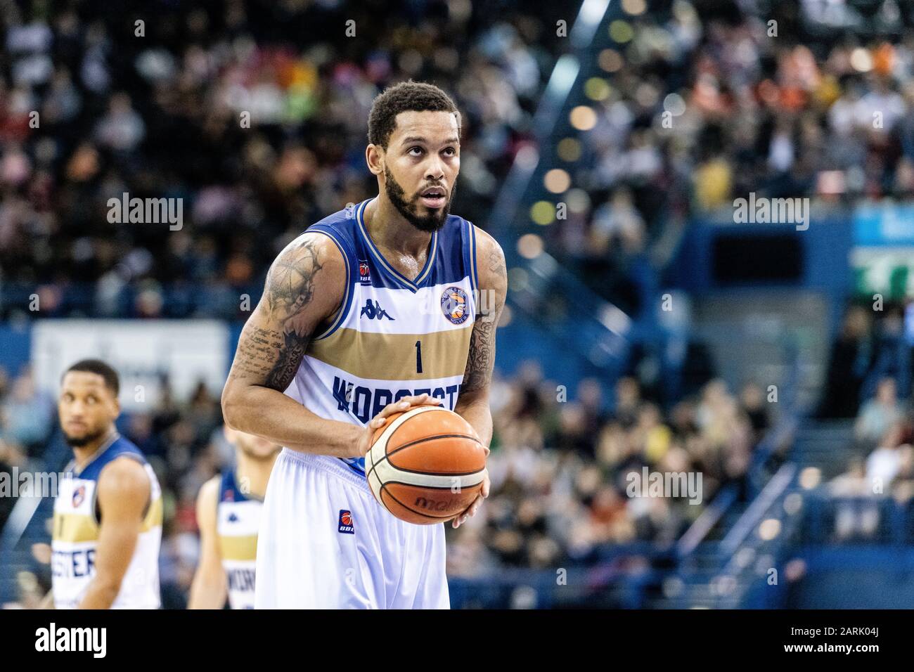 Birmingham, Großbritannien, 26/01/2020. BBL: Pokalfinale in der Arena Birmingham Ein exzellentes MenÕs-Cup-Finale mit Bristol Flyers gegen Worcester Wolves.Worcester WolvesÕ Amir Williams (01) readies für den Freiwurf. (C)pmgImaging Stockfoto