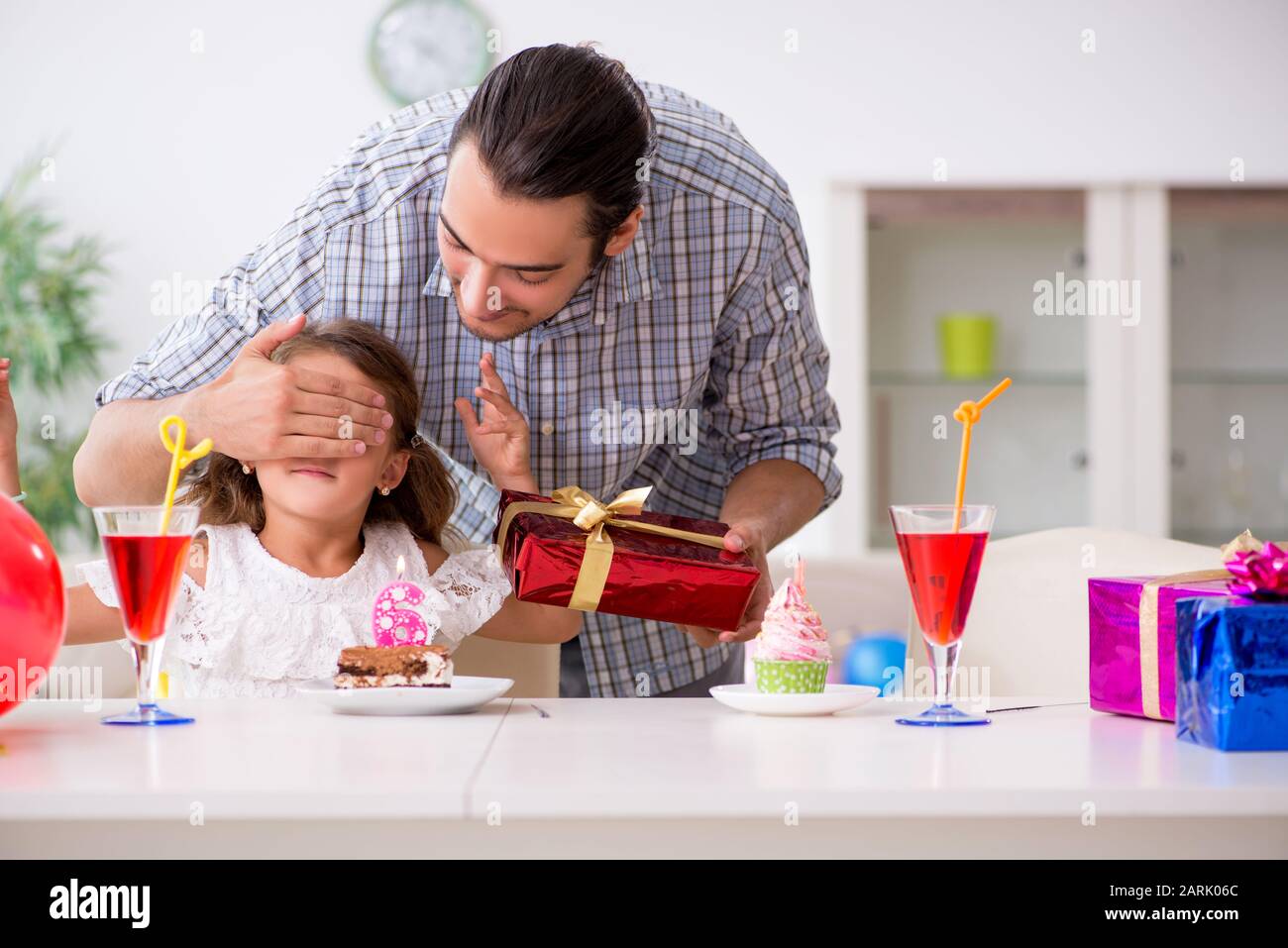 Der Vater mit seiner Tochter feiert Geburtstag Stockfoto