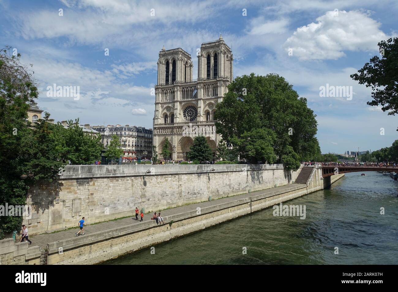 Kathedrale Notre-Dame, Promenade Maurice Carême und Pont au Double von gegenüber der seine, Ile de la Cité, Paris, Frankreich Stockfoto