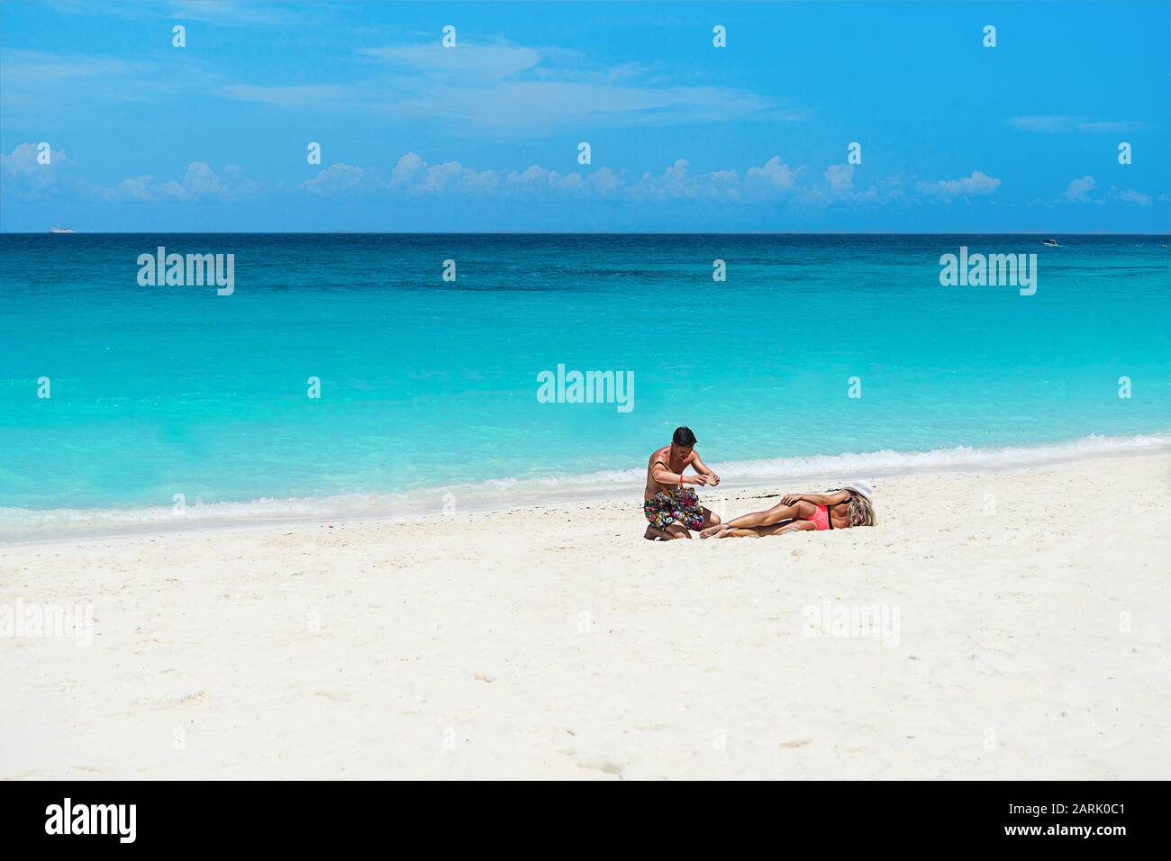 Touristen, die im tropischen Urlaub am Meer fotografieren. Ein paar Reisende, die am Strand genießen. Stockfoto