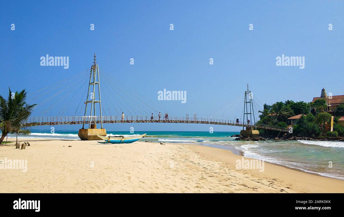 Brücke vom Strand zur Insel im Meer. Stockfoto