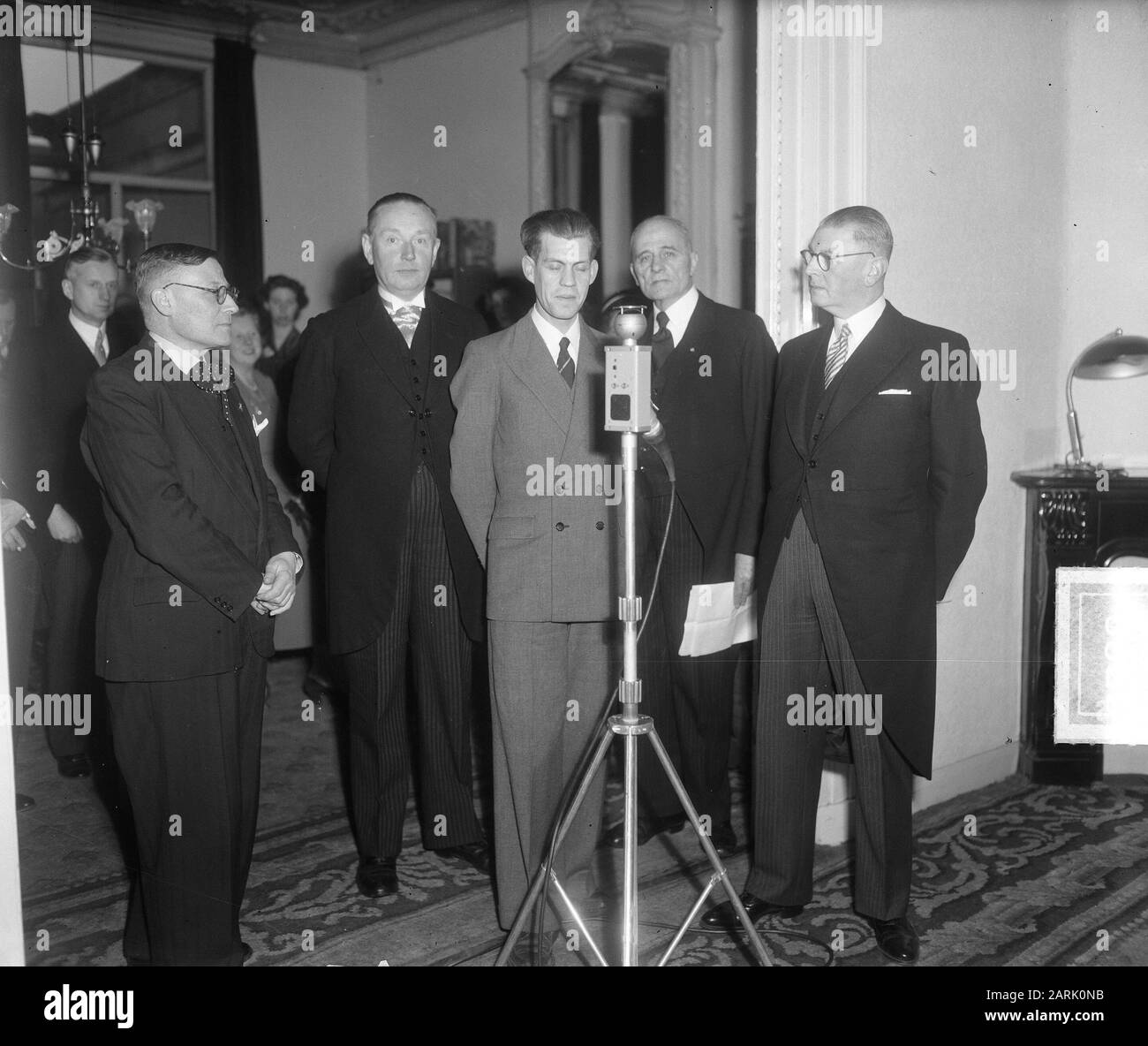 Jubileum A.W. Sijthoffs Verleger-Gesellschaft in Leiden. [Ein Mann hält eine Rede vor einem Mikrofon] Datum: 4. Januar 1951 Ort: Leiden, Zuid-Holland Schlüsselwörter: Jahrestage, Veröffentlichung Stockfoto