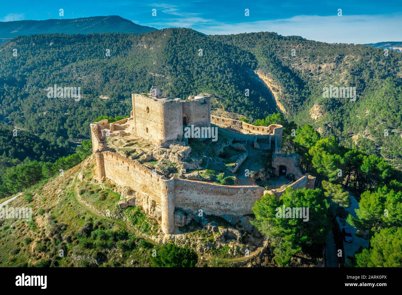 Luftaufnahme der spanischen Burg Jalance auf einem Hügel aus dem 12. Jahrhundert, bestehend aus einem inneren Burghof, unregelmäßige Außenmauer mit Rundturm Stockfoto