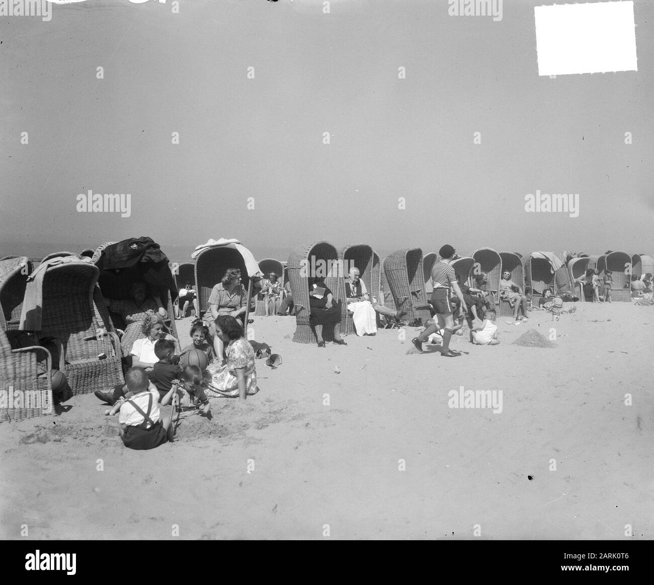 Frühling in Scheveningen in Badestühlen Datum: 21. april 1951 Ort: Scheveningen, Zuid-Holland Schlüsselwörter: Liegen Stockfoto