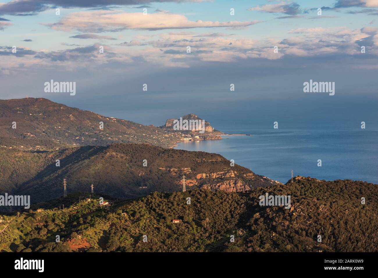 Italien, Sizilien, Palermo, Pollina. Blick auf die sizilianische Küste von Pollina aus am späten Nachmittag. Stockfoto