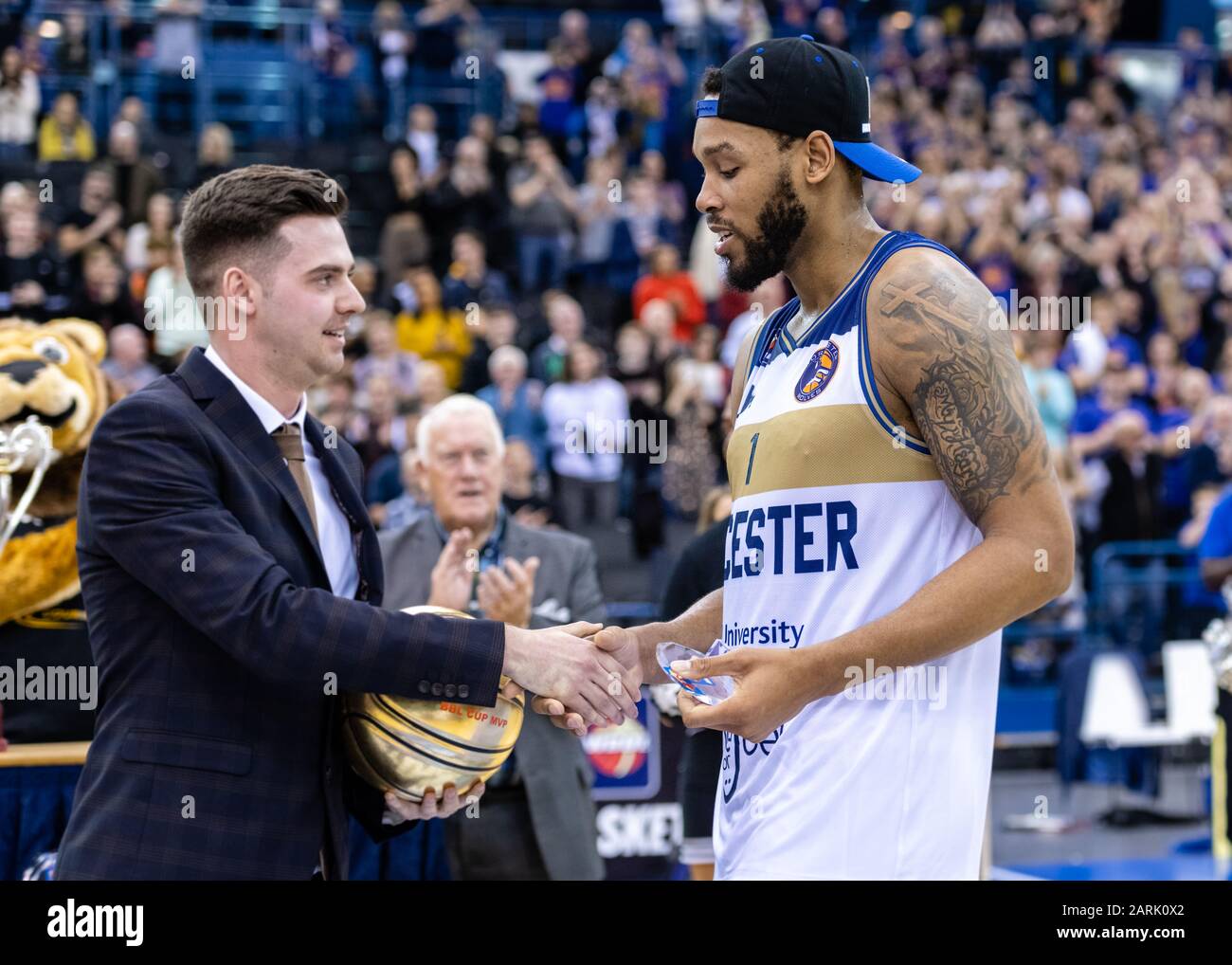 Birmingham, Großbritannien, 26/01/2020. BBL: Cup-Finale in der Arena Birmingham Ein hervorragendes MenÕs-Cup-Finale mit Bristol Flyers gegen Worcester Wolves. Worcester WolvesÕ Amir Williams (01) MVP des Spiels erhält den goldenen Ball. (C)pmgImaging Stockfoto