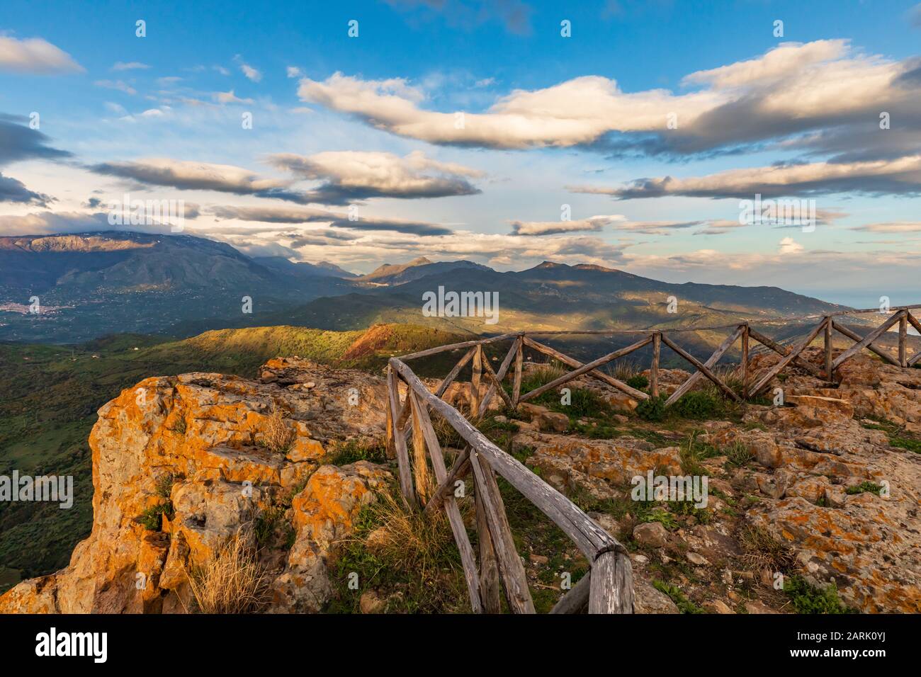 Italien, Sizilien, Provinz Palermo, Pollina. Blick auf die Madonie und den Madonie Regional Natural Park, Teil des UNESCO Global Geoparks Net Stockfoto