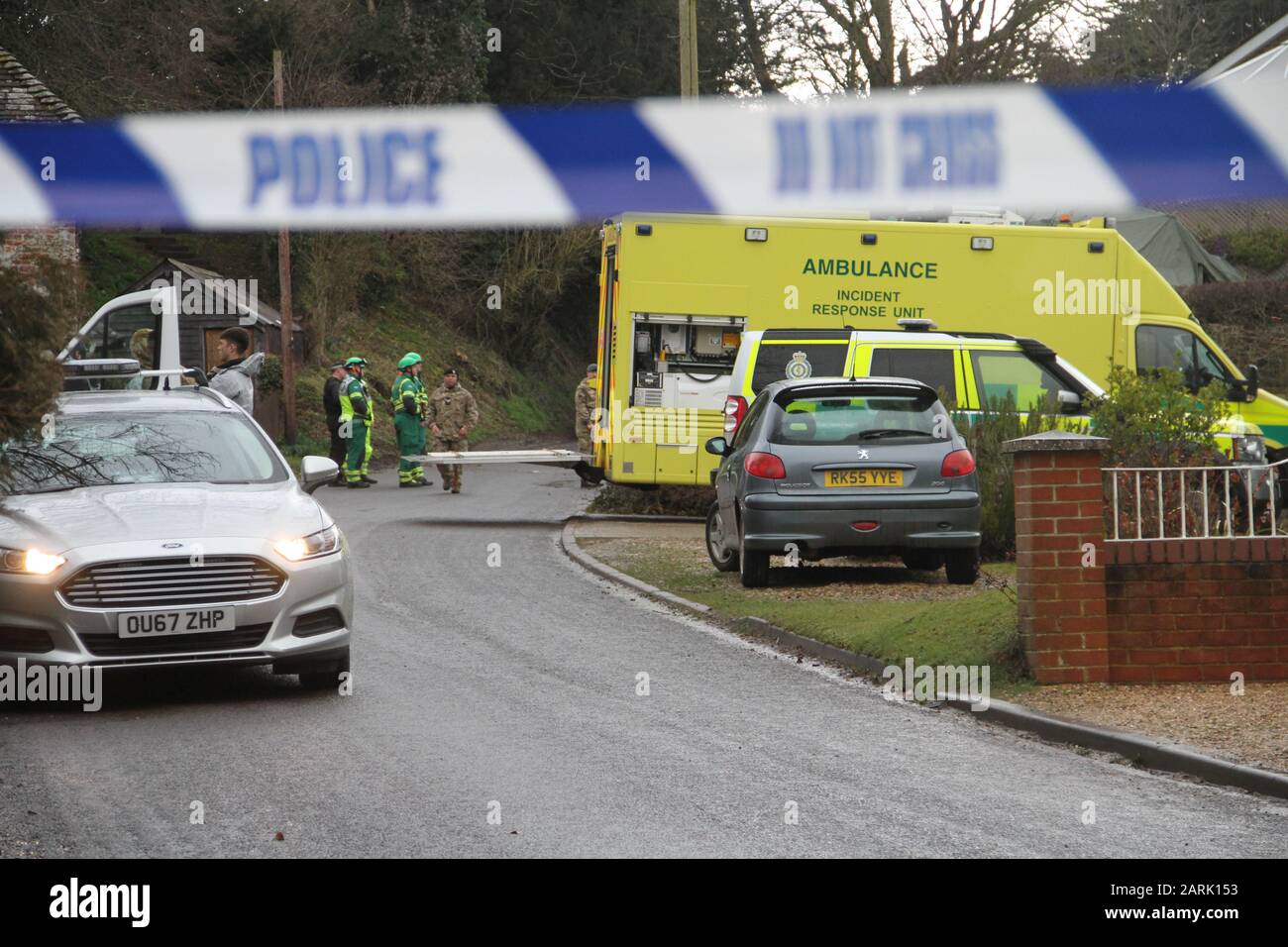 Rettungskräfte Während Des Salisbury Novichok Vorfalls. Tragen von Haselmattanzügen, die sich darauf vorbereiten, ein Fahrzeug aus dem Dorf Winterslow zu entfernen, das nach dem russischen Spy-Zwischenfall von Sergei Skripal und seiner Tochter Yulia möglicherweise mit Novichok verseucht war. Stockfoto