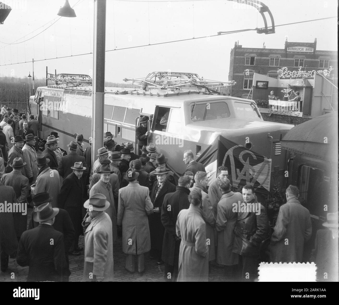 Neue amerikanische Elektrolokomotive (Serie 1200) in Lizenz von Werkspoor Utrechter gebaut [viele Ansichten für die Lok im Bahnhof Driebergen-Zeist] Datum: 27. November 1951 Standort: Utrechter Schlagwörter: Lokomotiven, Eisenbahn-Institutionenname: VMF-Stork Stockfoto