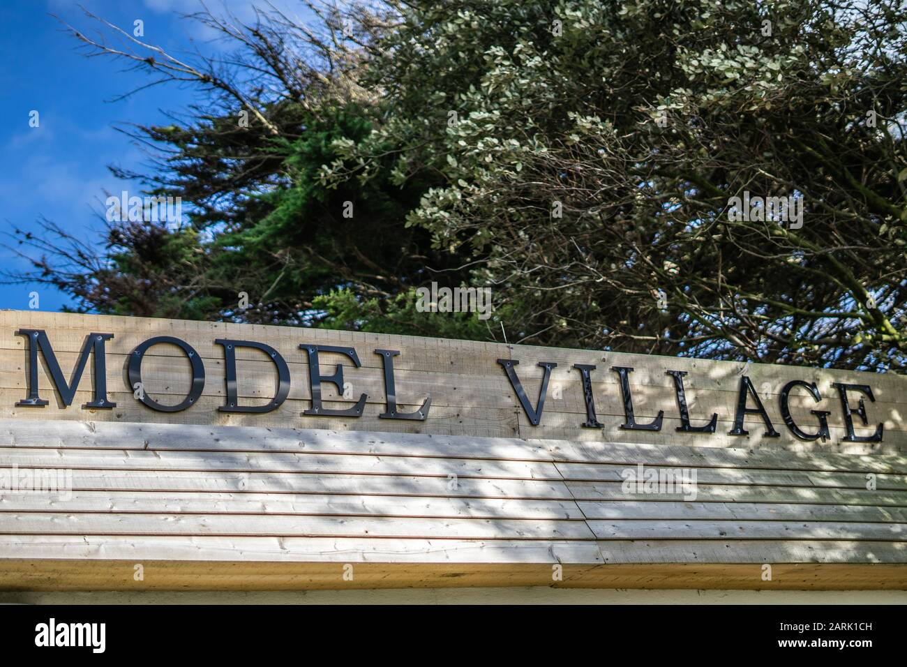 Die Beschilderung zu einem Musterdorf Southsea, Portsmouth, Hampshire Stockfoto