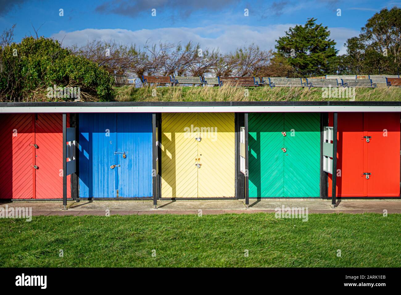 Eine Reihe von bunten hölzernen Strandhütten an einem britischen Strand, Southsea UK Stockfoto