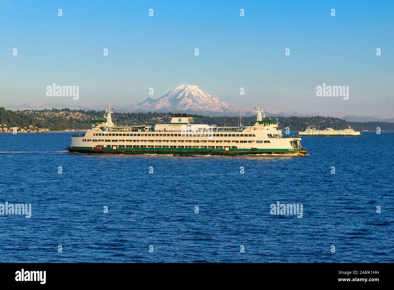 Washington State Ferry Crossing Puget Sound mit Mt Rainier Beyond, aus Seattle, Washington Stockfoto