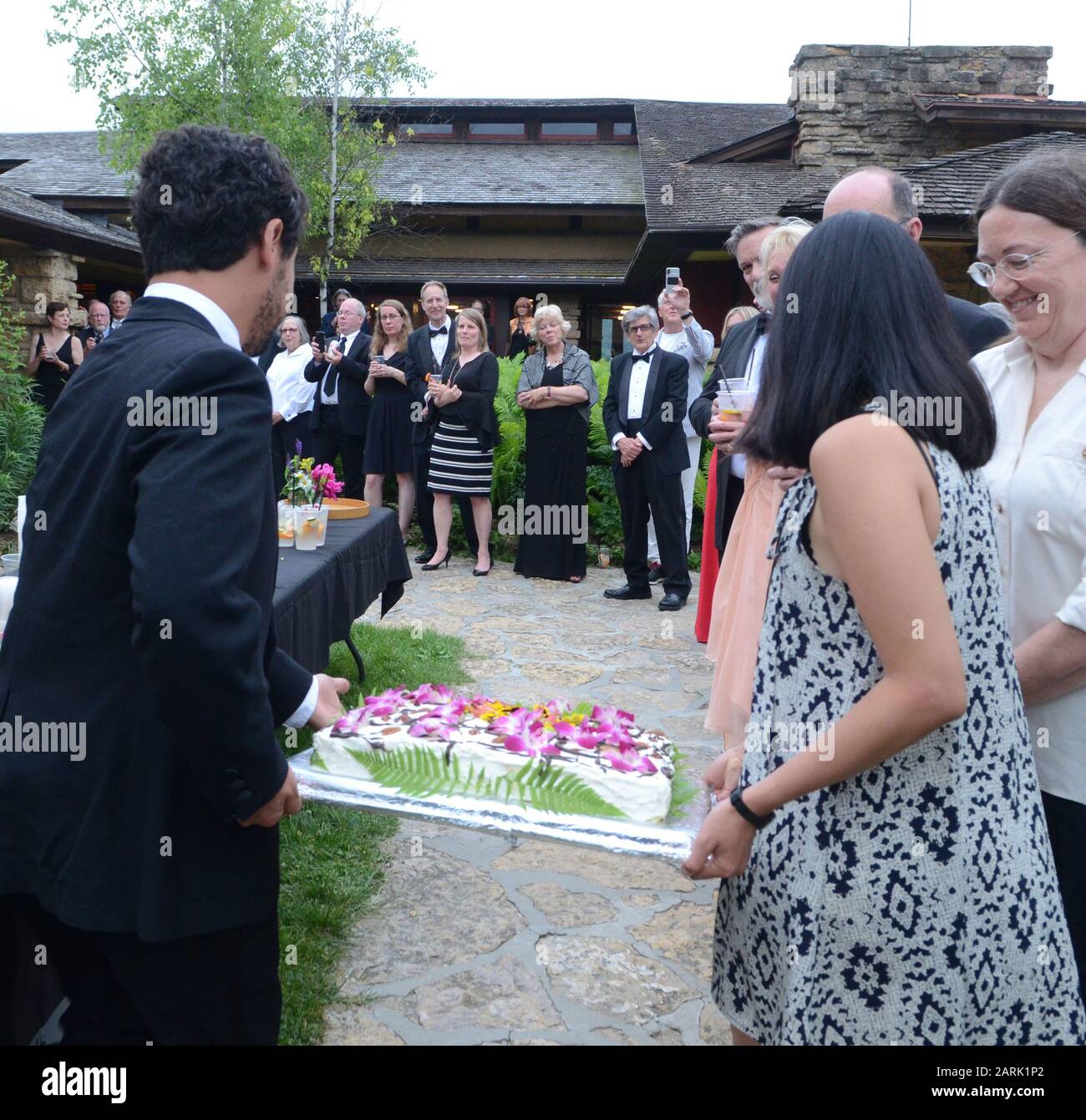 9. Juni 2018, Spring Green, Wisconsin, USA: Studenten der School of Architecture in Taliesin (SOAT) präsentieren den traditionellen Geburtstagskuchen für Frank Lloyd Wright Samstag, 9. Juni 2018 bei der jährlichen Geburtstagsfeier in seinem Haus in Wisconsin, Taliesin im Spring Green. Wright wurde am 8. Juni 1867 geboren. SOAT, das ist die aktuelle Inkarnation des Fellowship-Programms von Frank Lloyd Wright, das 1932 begann, wird Ende Frühjahr 2020 beendet, und es wurde am 28. Januar 2020 angekündigt. Die Studenten verbringen einen Teil des Jahres in Taliesin in Spring Green, Wisconsin, und einen Teil des Jahres in Taliesin West, in Scotts Stockfoto