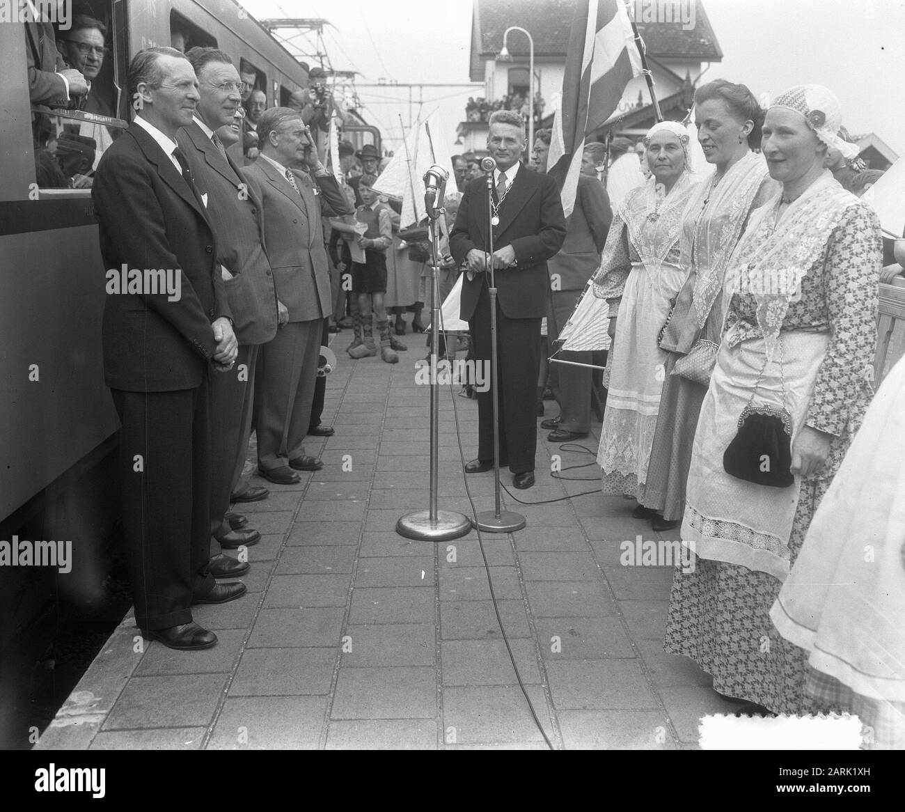 Elektrifizierungsstrecke Zwolle-Leeuwarden-Groningen. Letzte Fahrt mit dem Dieselzug. Rede des Bürgermeisters von Grouw Datum: 17. Mai 1952 Ort: Grouw Stichwörter: Öffentlichkeit, Eisenbahn, Züge Institutionenname: NS Stockfoto