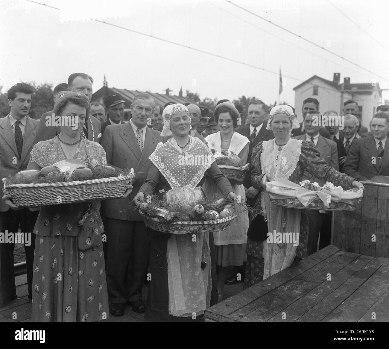 Elektrifizierungsstrecke Zwolle-Leeuwarden-Groningen. Letzte Fahrt Dieselzug Datum: 17. Mai 1952 Ort: Grouw Schlagwörter: Trachten, Öffentlichkeit, Eisenbahn, Züge Institutionenname: NS Stockfoto