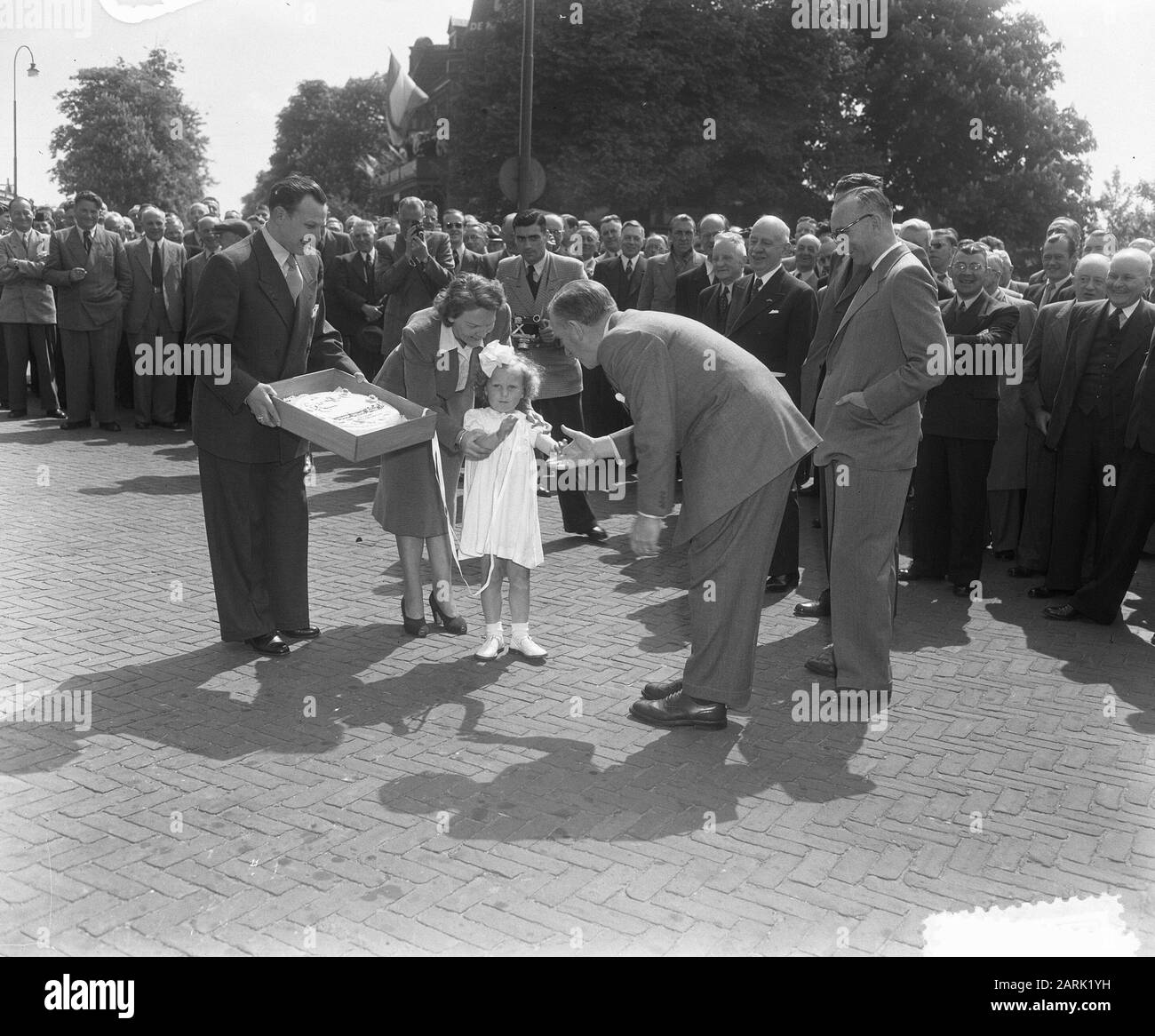 Elektrifizierungsstrecke Zwolle-Leeuwarden-Groningen. Letzte Fahrt Dieselzug Datum: 17. Mai 1952 Ort: Grouw Stichwörter: Öffentlichkeit, Eisenbahn, Züge Name Der Einrichtung: NS Stockfoto