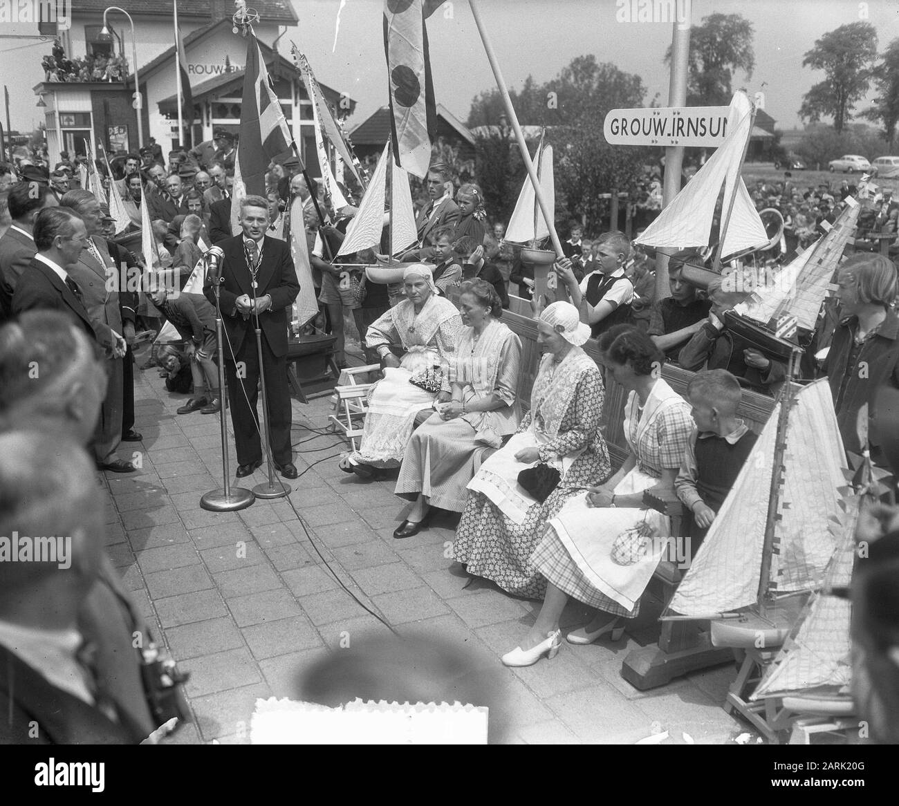 Elektrifizierungsstrecke Zwolle-Leeuwarden-Groningen. Letzte Fahrt mit dem Dieselzug. Rede des Bürgermeisters von Grouw Datum: 17. Mai 1952 Ort: Grouw Stichwörter: Öffentlichkeit, Eisenbahn, Züge Institutionenname: NS Stockfoto