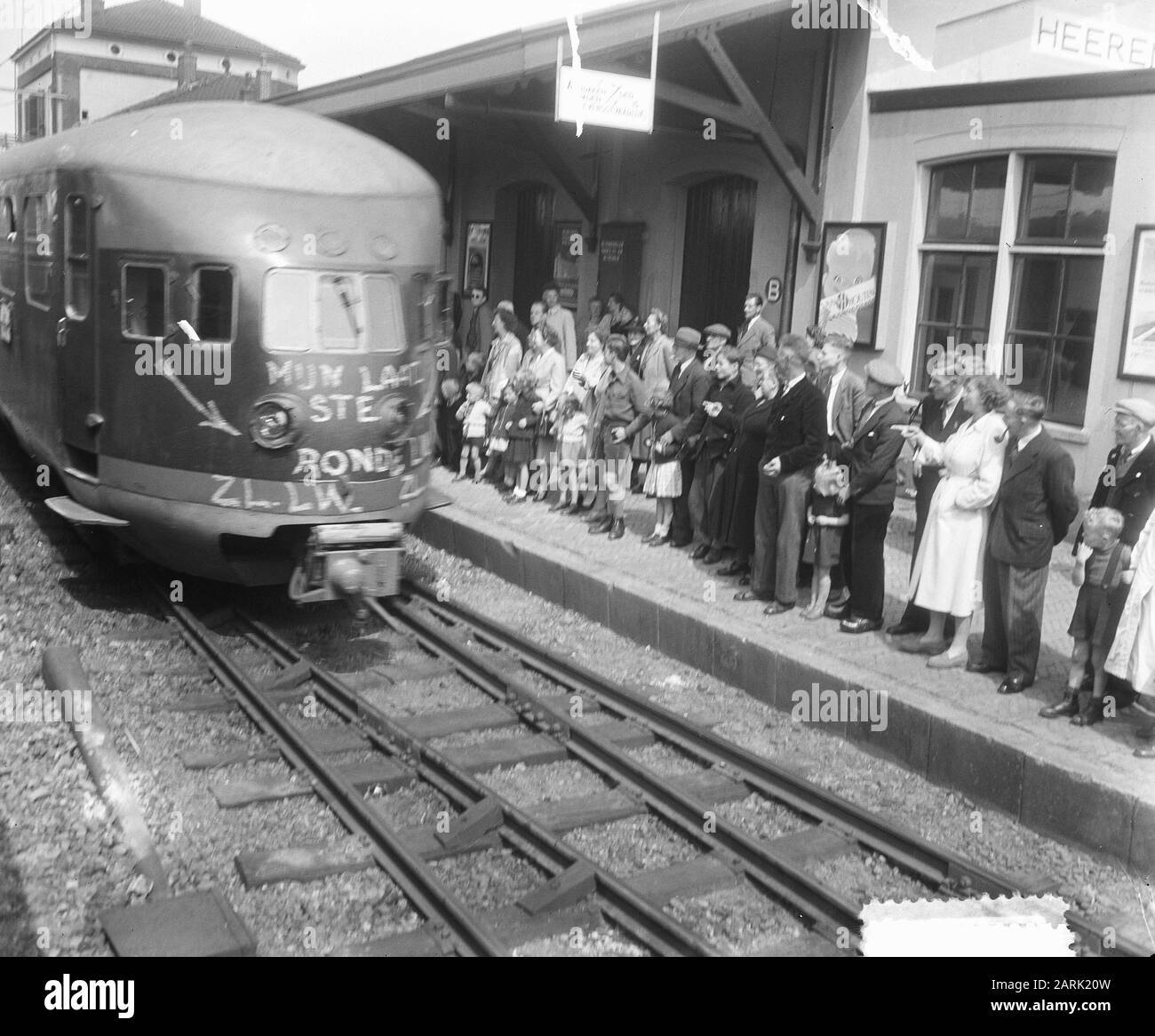 Elektrifizierungsstrecke Zwolle-Leeuwarden-Groningen. Letzte Fahrt Dieselzug Datum: 17. Mai 1952 Ort: Grouw Stichwörter: Öffentlichkeit, Eisenbahn, Züge Name Der Einrichtung: NS Stockfoto