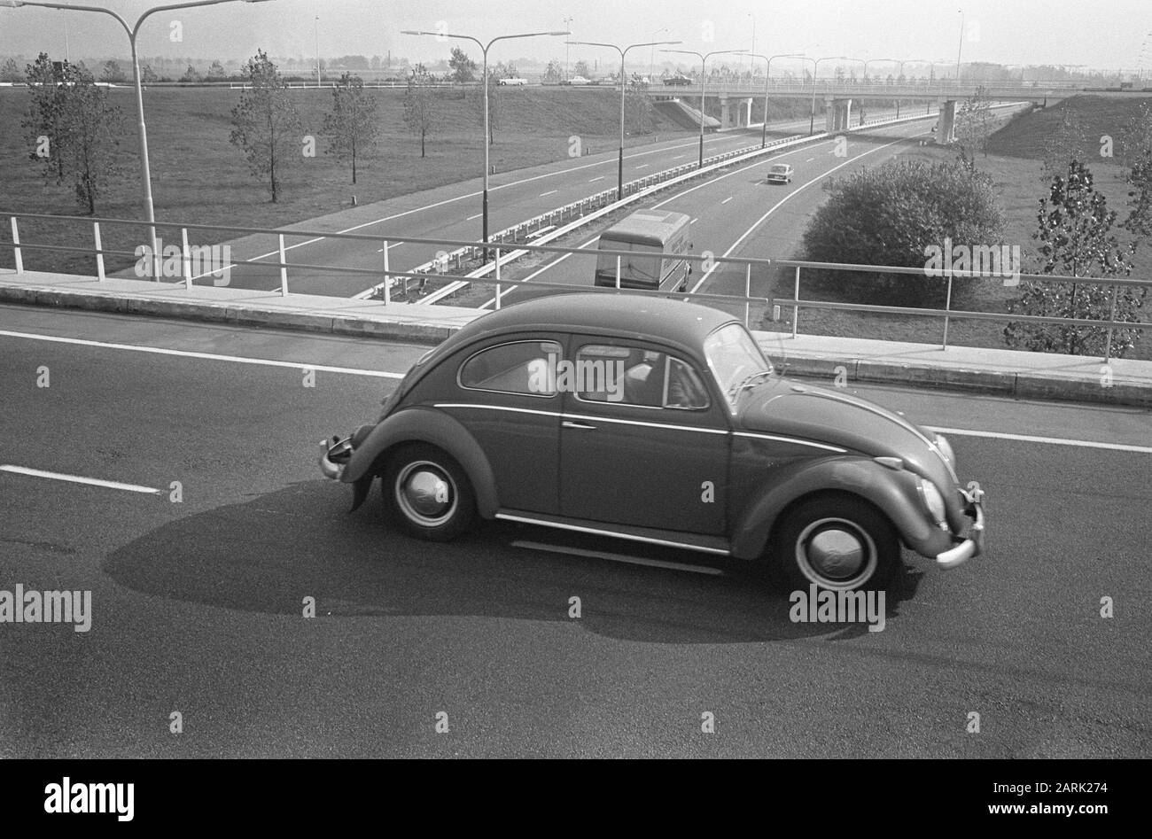 Rijksweg A4 Amsterdam - den Haag Verkehrssplein in der Nähe von Rijswijk Datum: 16. Oktober 1966 Standort: Rijswijk, Zuid-Holland Schlagwörter: Autos, Autobahnen, Viadukte Institutionenname: Volkswagen Stockfoto