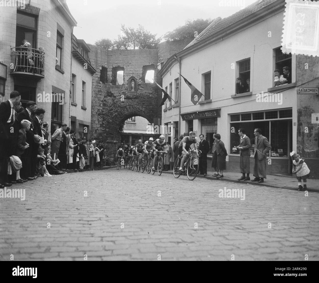 Radweltmeisterschaften auf der Straße Radsport, Sport Anmerkung: [Peloton passiert Grenzelpoort in Valkenburg] Datum: 15. Juni 1952 Ort: Valkenburg Schlüsselwörter: Sport, Radsport Stockfoto