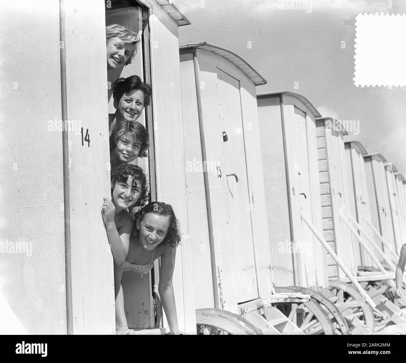 Strandplatjes Zandvoort. Badschonen Datum: 13. August 1952 Ort: Noord-Holland, Zandvoort Schlüsselwörter: Damen, Umkleidekabinen Stockfoto