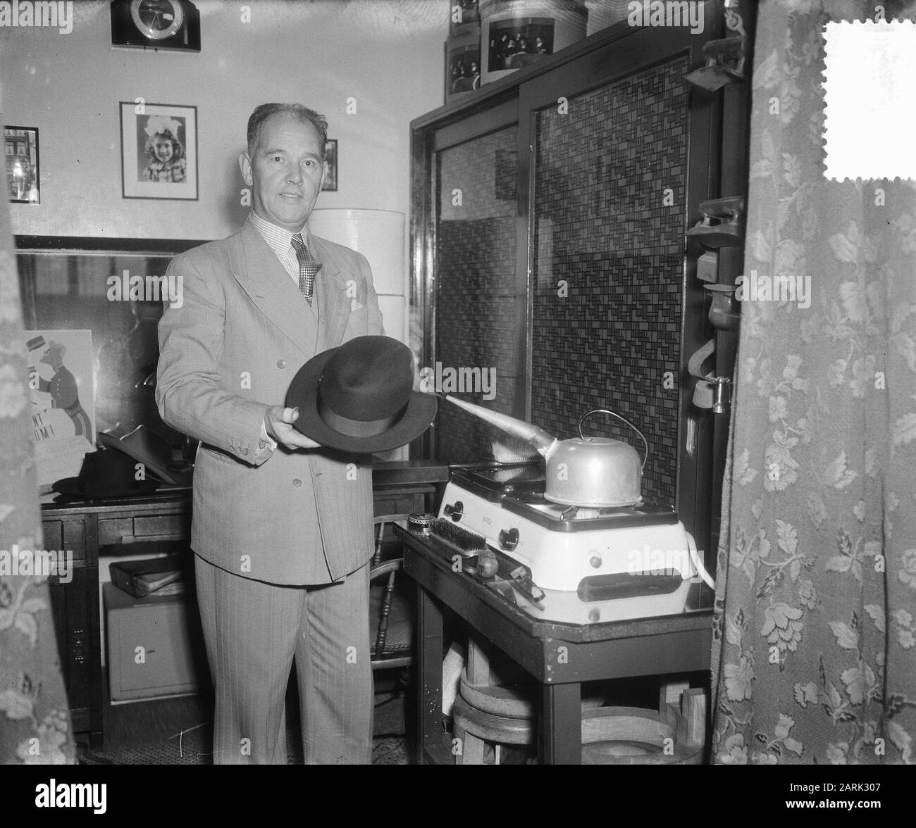 Jan (van) Pul aus Amsterdam: 40 Jahre hat Doktor Datum: 30. september 1952 Ort: Amsterdam, Noord-Holland Schlüsselwörter: Kopfbedeckung, Jahrestage persönlicher Name: Pul, Jan (van) Stockfoto