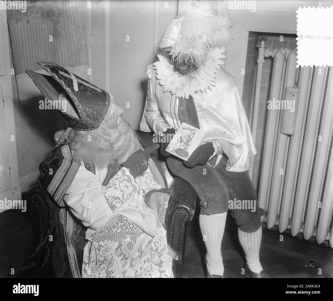 Saint Nicholas besucht Entwürfe Champions Datum: 20. November 1952 Ort: Arnhem Schlüsselwörter: Entwürfe Champions Personname: Sinterklaas Stockfoto