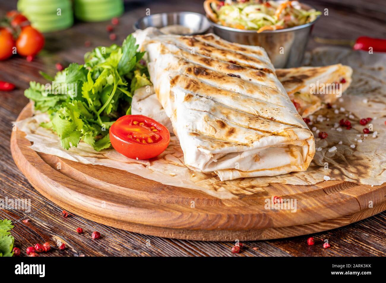 Gegrilltes Veggie-Shawarma serviert mit Coleslaw auf einem Holzbrett, Restaurantgericht, Horizontaler Ausrichtung Stockfoto
