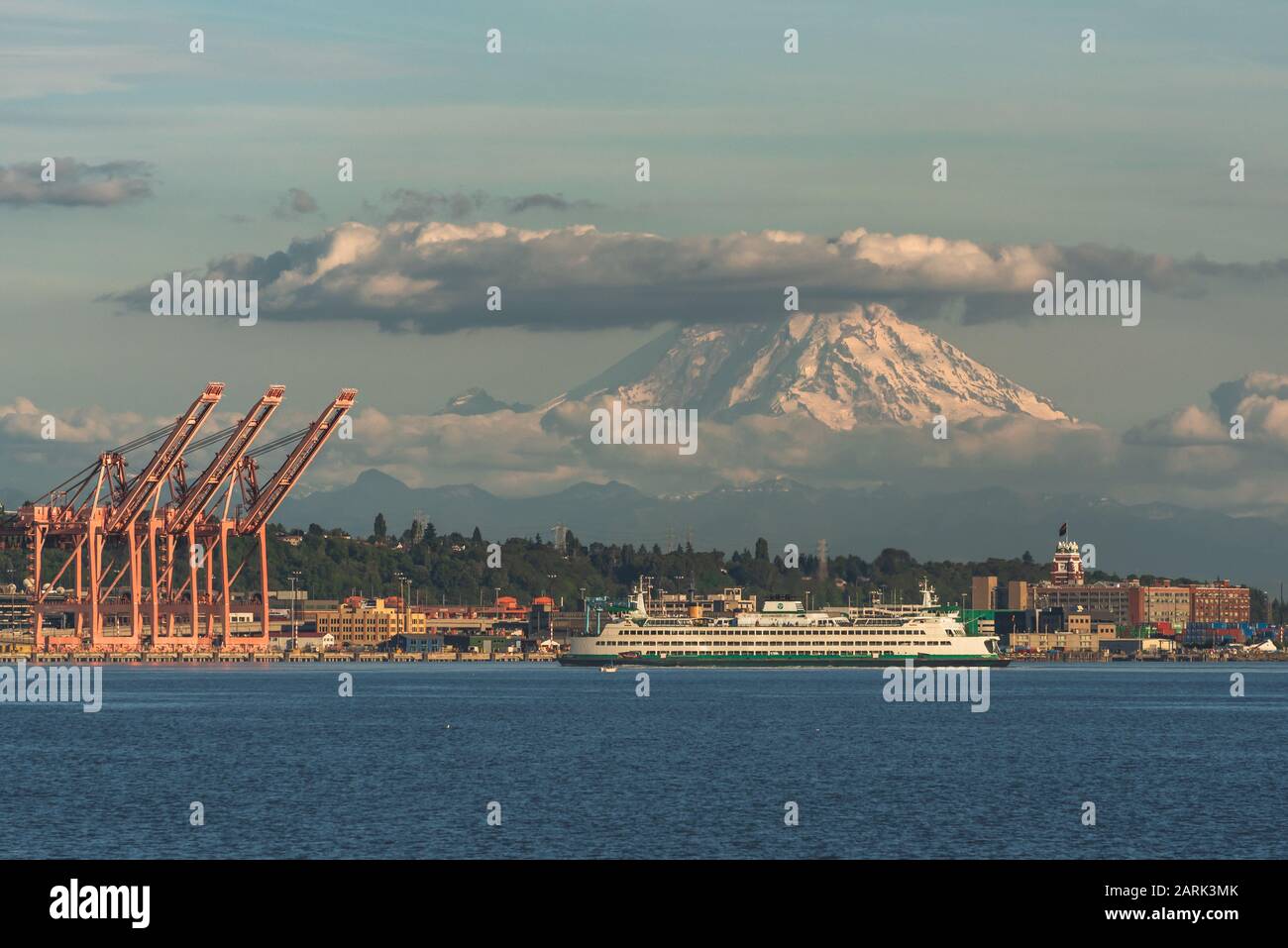 Washington State Ferry Crossing Puget Sound in der Dämmerung mit Mt Rainier Beyond, aus Seattle, Washington Stockfoto