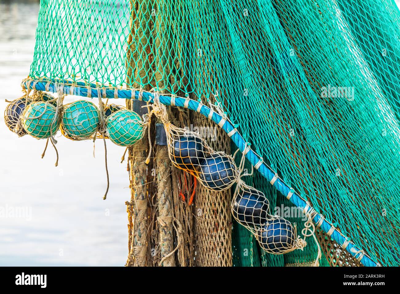 Italien, Sizilien, Provinz Agrigent, Sciacca. Ein Fischernetz im Hafen von Sciacca am Mittelmeer. Stockfoto