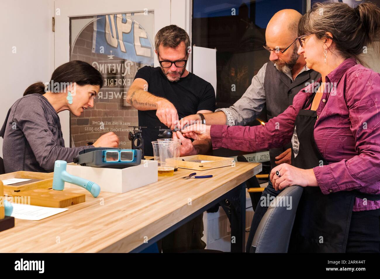 Kunden lernen Schmuck zu machen; Schmuck Mit Nieten; Salida; Colorado; USA Stockfoto