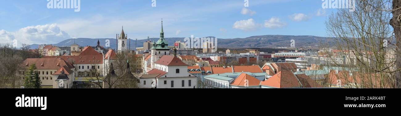 Panoramaaussicht von der östlichen Seite des Schlossplatzes und des Wellnessbereichs in der Altstadt von Teplice, Tschechien. Stockfoto