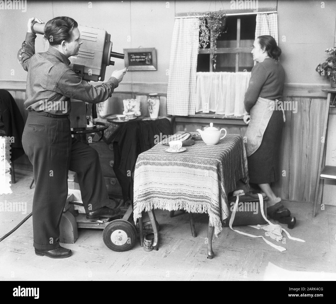TV Vara: Gedenken April-May-Streik Anmerkung: Kameramann und Schauspielerin Datum: 24. April 1953 Schlagwörter: Schauspieler, Kameras, Fernsehdramen Stockfoto