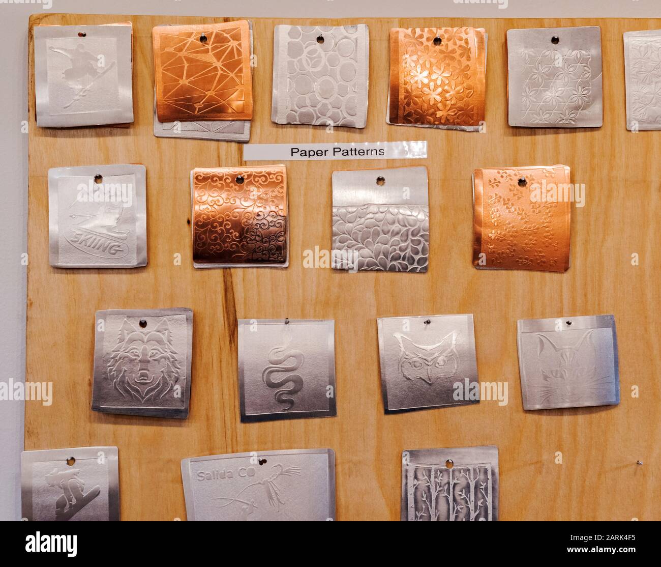 Metallmuster, die zum Basteln von Schmuck verwendet werden; Schmuck Mit Nieten; Salida; Colorado; USA Stockfoto