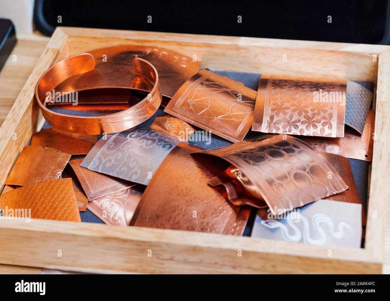 Metallmuster, die zum Basteln von Schmuck verwendet werden; Schmuck Mit Nieten; Salida; Colorado; USA Stockfoto