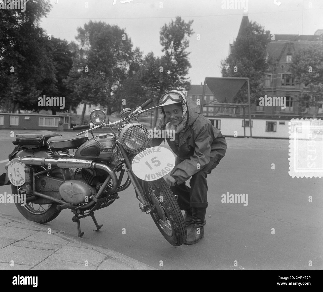 Einzige Teilnehmerin an Confidence Ride Trophee de Monaco, Miss W. E. Koppen aus Overveen Anmerkung: Foto aufgenommen in der Stadhouderskade Amsterdam Datum: 2. Juli 1953 Ort: Amsterdam Schlagwörter: Motorradfahrer, Motorräder, Motorsport, Frauen Stockfoto