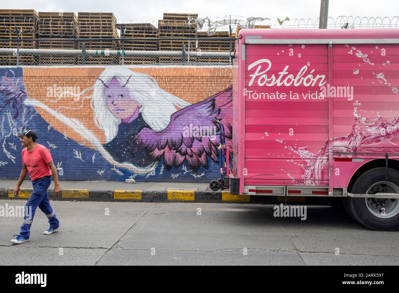 Fabriken auf dem Gebiet der Industriezone Puente de Aranda, Bogata, Columbia stimmen mit Künstlern überein, Wandtapeten zu malen. Stockfoto