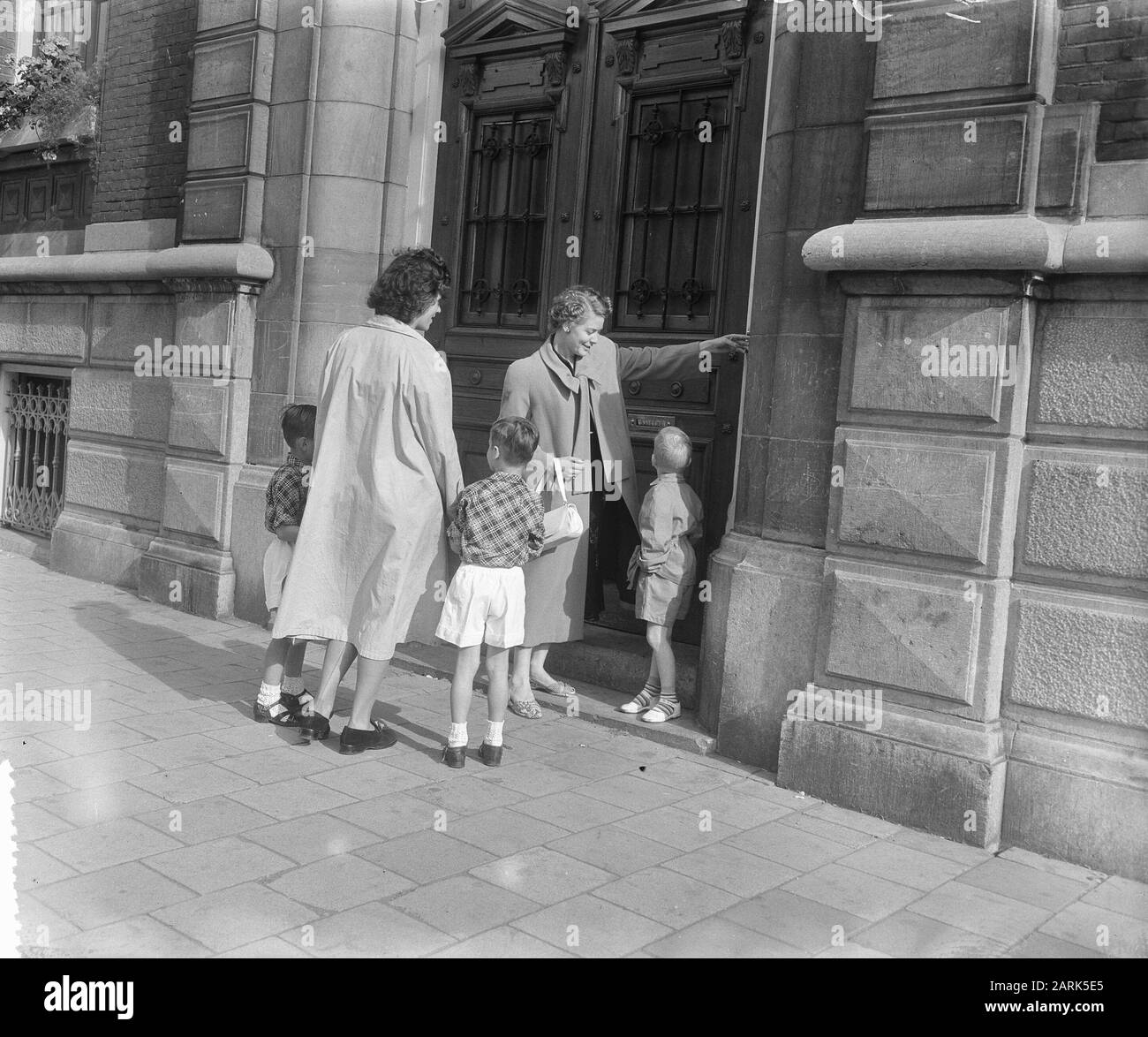 Erster Schultag für neue Schuljugend Datum: 18. August 1953 Schlüsselwörter: Schultage, Schuljugend Stockfoto